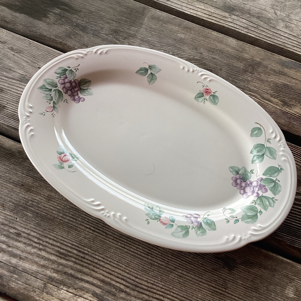 Pfaltzgraff Grapevine Oval Serving Platter - measures 12 inches across